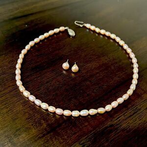 Necklace and earrings light pink